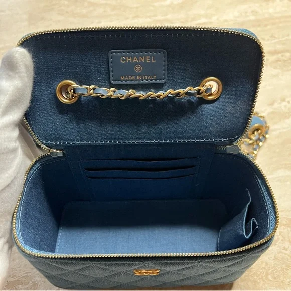 SOLD // 😭Chanel pearl crush vanity bag (2021) - Picture 4 of 10